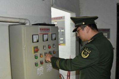 昌江縣消防大隊聯合職能部門夜查轄區人員密集場所消防安全